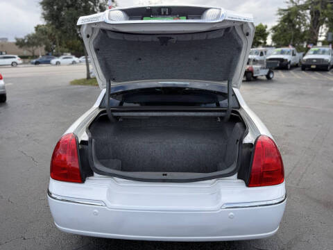 2003 Lincoln Town Car Signature
