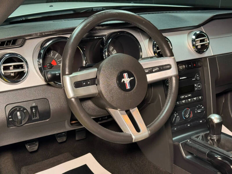 2005 Ford Mustang GT Deluxe