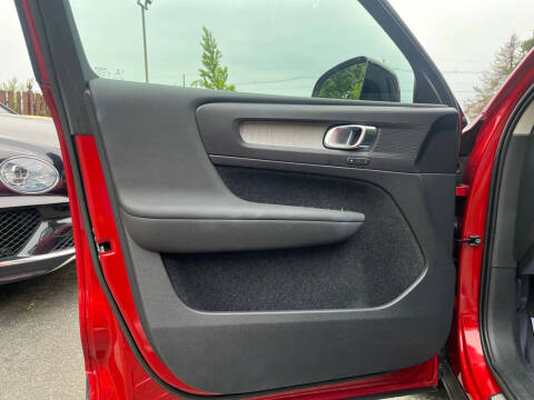 2023 Volvo XC40 B5 Plus Dark Theme