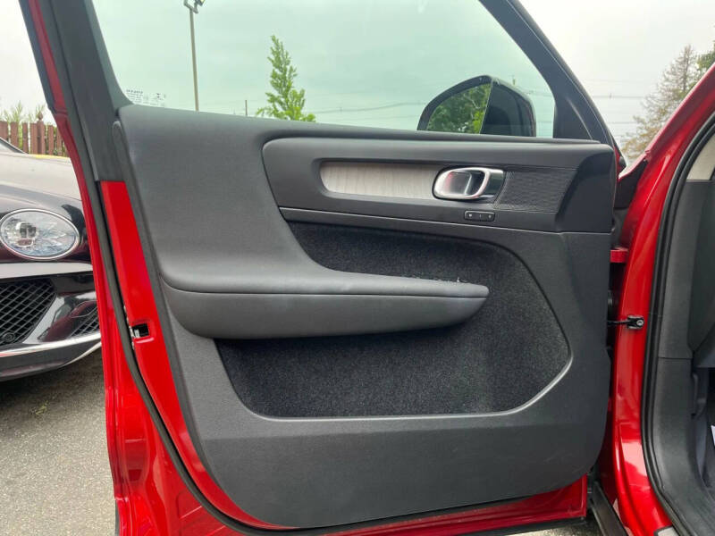 2023 Volvo XC40 B5 Plus Dark Theme