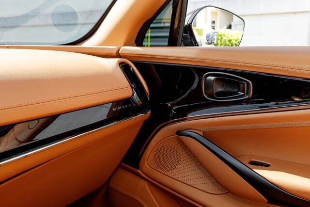 2025 Aston Martin DBX 707