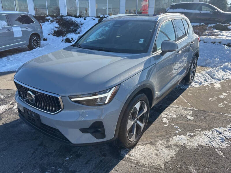 2025 Volvo XC40 B5 Plus Bright Theme