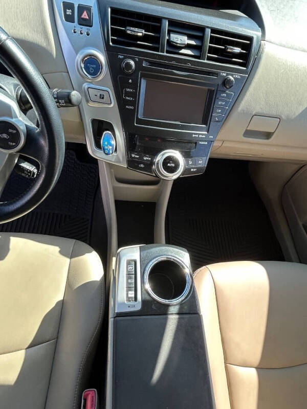 2014 Toyota Prius v Five