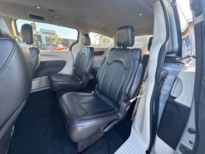 2020 Chrysler Voyager LXi