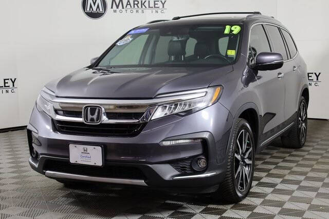 2019 Honda Pilot Touring w/Rear Captain's Chairs