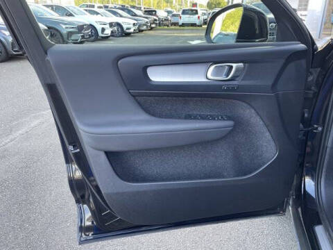 2025 Volvo XC40 B5 Core Bright Theme