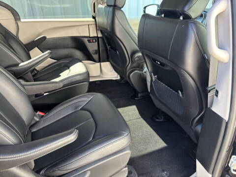 2024 Chrysler Pacifica Plug-In Hybrid Select