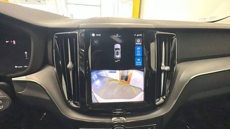2024 Volvo XC60 B5 Core Dark Theme