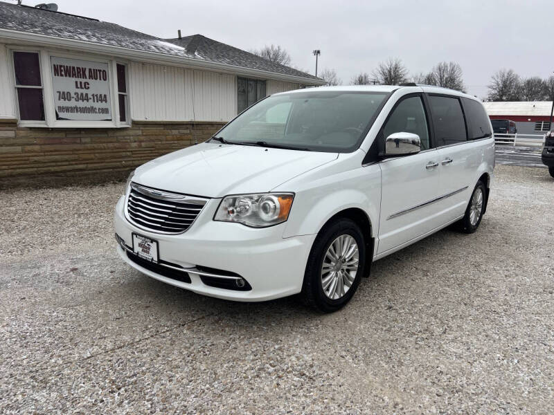 2015 Chrysler Town & Country Limited Platinum's photo