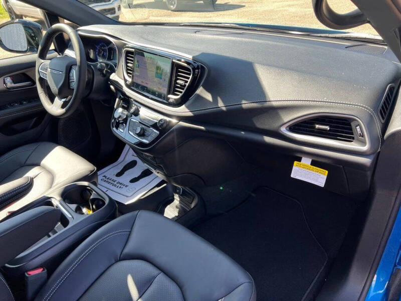 2027 Chrysler Pacifica Select