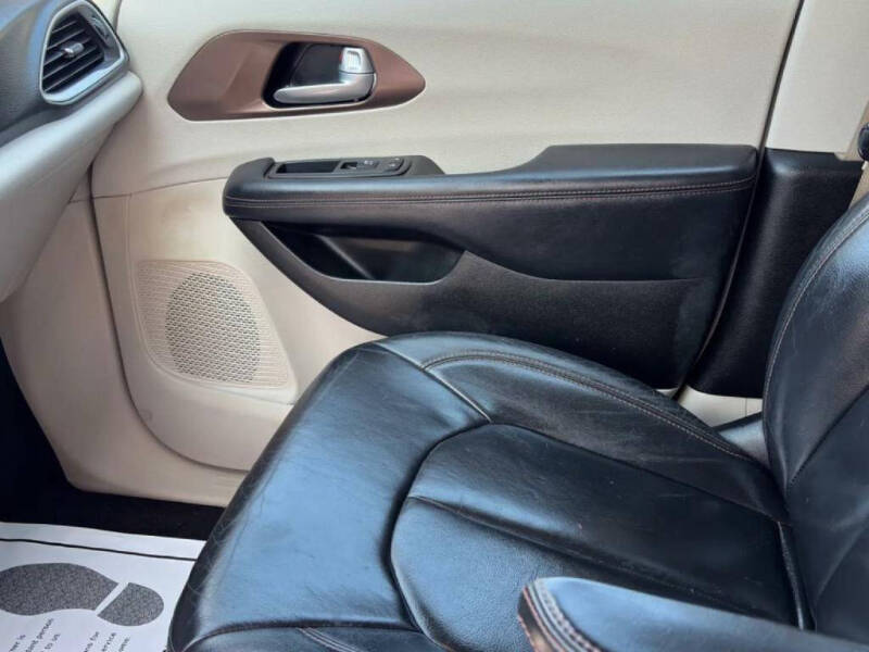 2017 Chrysler Pacifica Touring-L