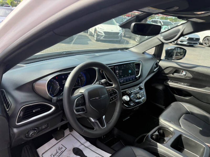 2025 Chrysler Pacifica Select