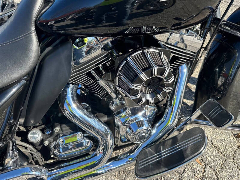 2011 Harley-Davidson FLHX -