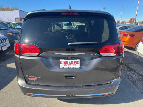2017 Chrysler Pacifica Touring-L Plus