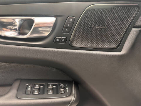 2022 Volvo XC60 B6 R-Design