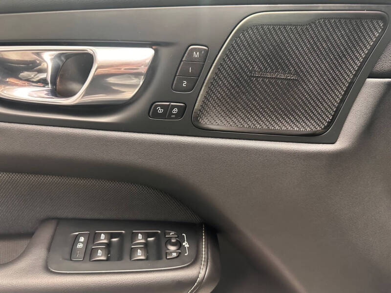 2022 Volvo XC60 B6 R-Design