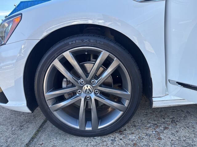 2017 Volkswagen Passat 1.8T R-Line