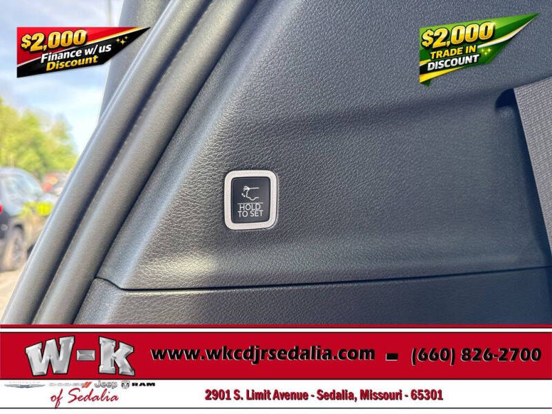 2027 Chrysler Pacifica Select