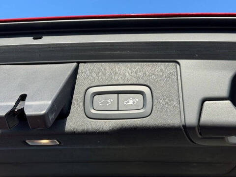 2023 Volvo XC60 B5 Plus Dark Theme