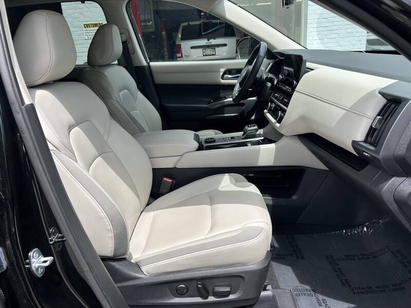2023 Nissan Pathfinder SL