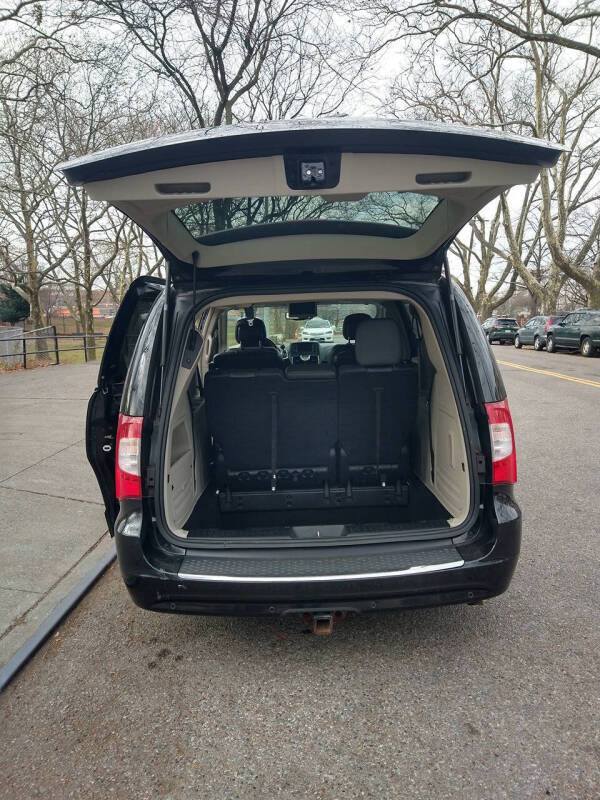 2014 Chrysler Town and Country Touring-L