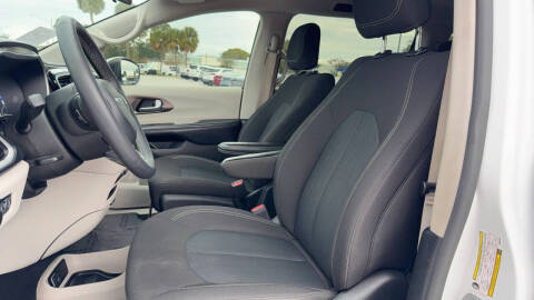 2022 Chrysler Voyager LX