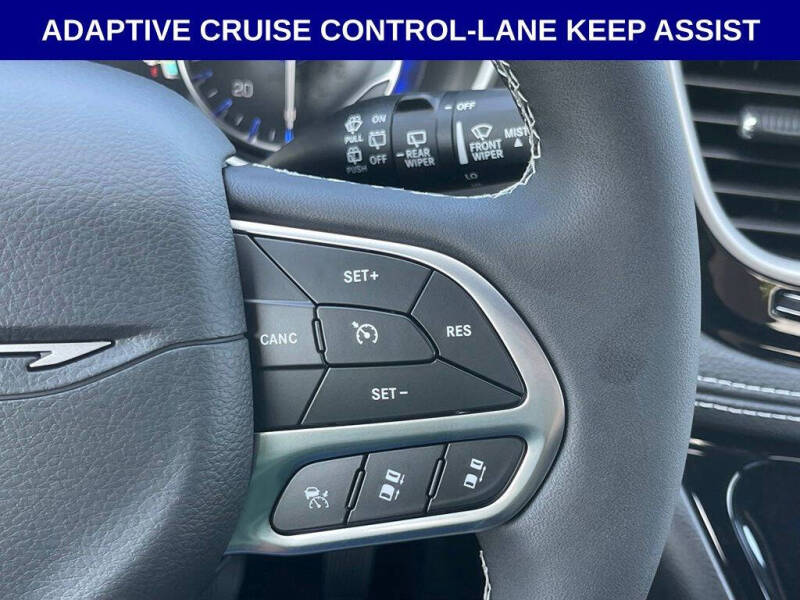 2027 Chrysler Pacifica Select