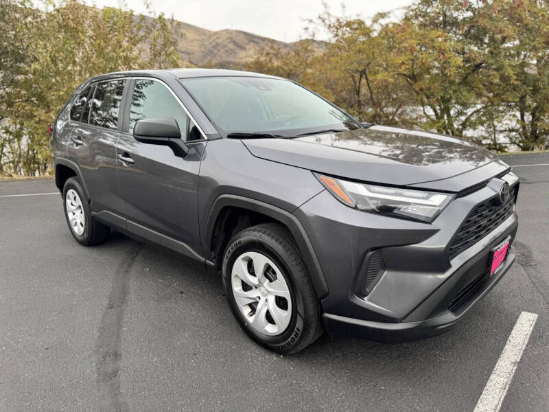 2024 Toyota RAV4 LE's photo