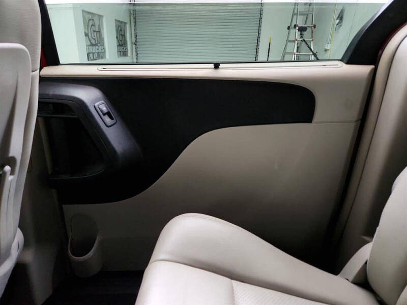 2013 Chrysler Town and Country Touring-L