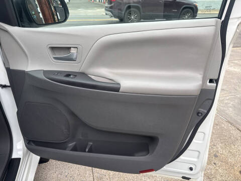 2015 Toyota Sienna LE 7-Passenger Auto Access Seat
