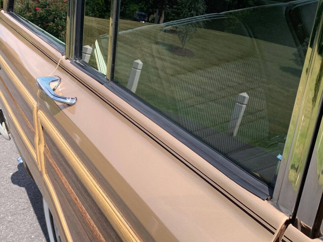 1989 Jeep Grand Wagoneer 32