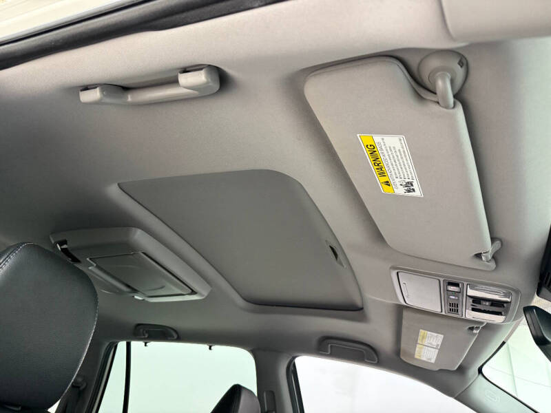 2019 Honda Pilot Touring w/Rear Captain's Chairs