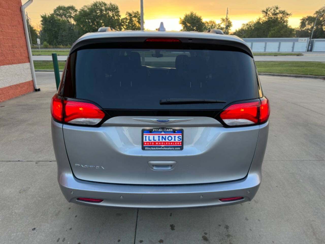 2018 Chrysler Pacifica for sale at Illinois Auto Wholesalers in Tolono, IL