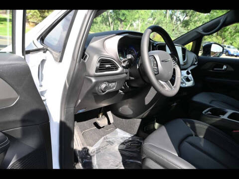 2025 Chrysler Voyager LX