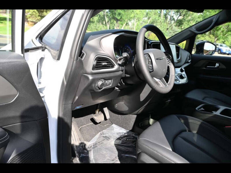 2025 Chrysler Voyager LX