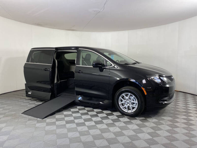 2022 Chrysler Voyager LX's photo