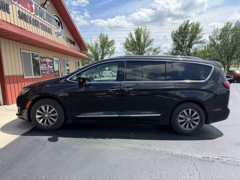 2019 Chrysler Pacifica's photo