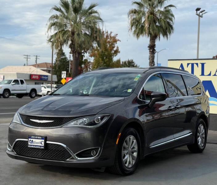 2017 Chrysler Pacifica Touring-L's photo