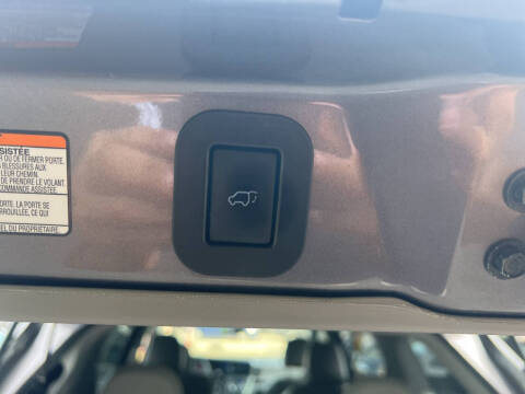 2017 Toyota Sienna XLE 7-Passenger Auto Access Seat