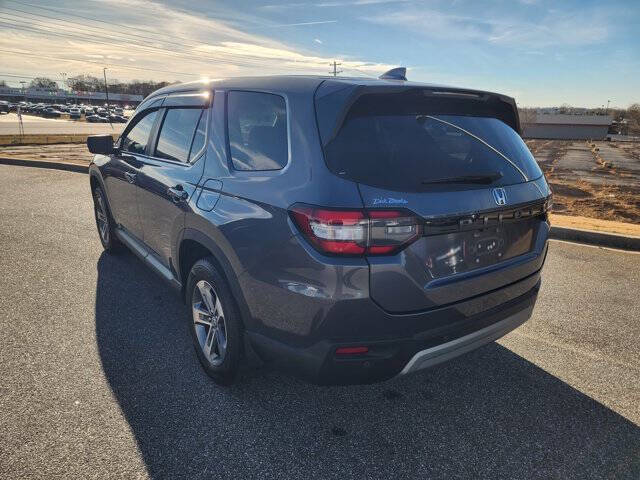 2023 Honda Pilot EX-L w/Rear Captain's Chairs
