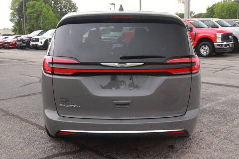 2025 Chrysler Pacifica Select