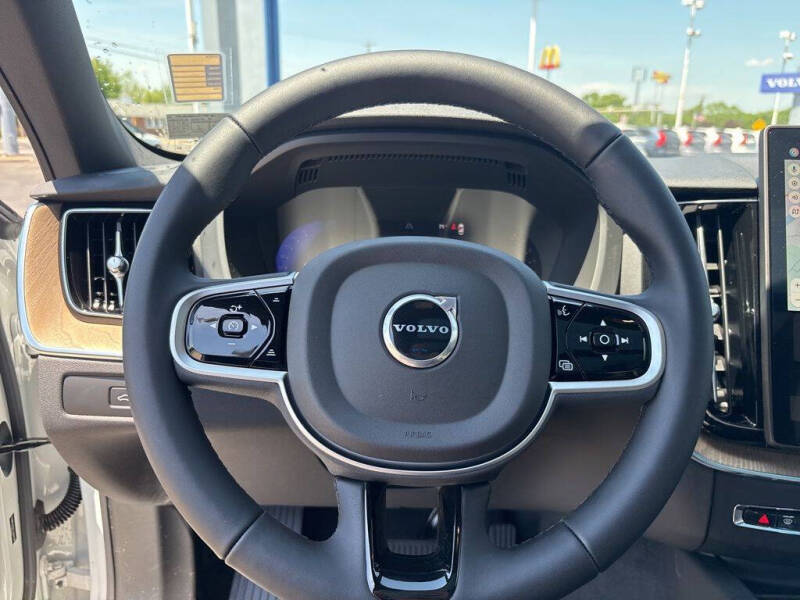 2026 Volvo XC60 B5 Plus