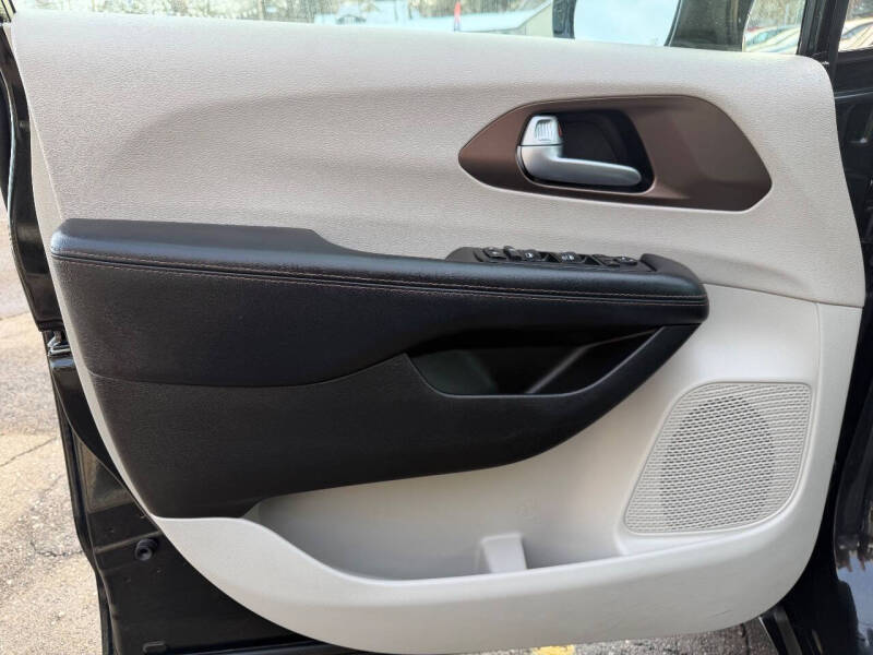 2017 Chrysler Pacifica Touring-L