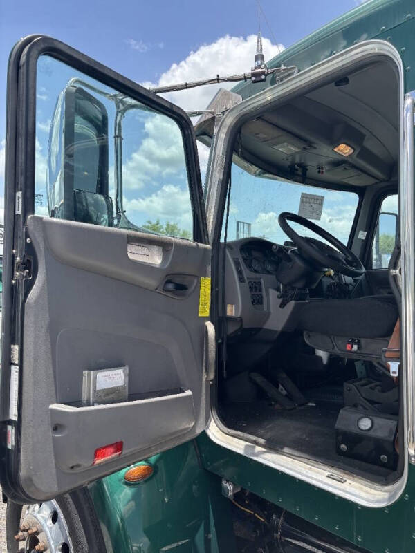 2018 Peterbilt 348
