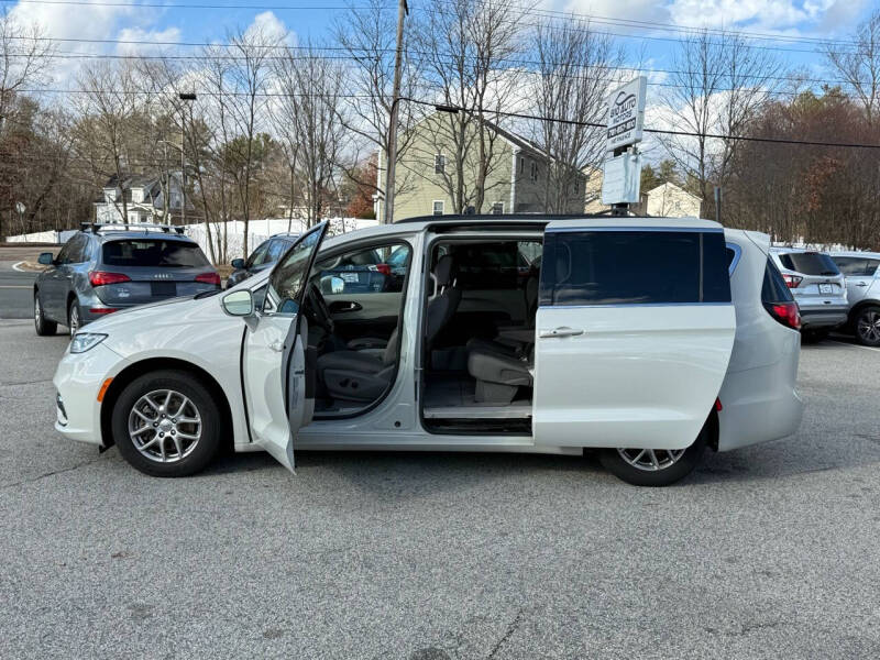 2021 Chrysler Pacifica Touring photo 11