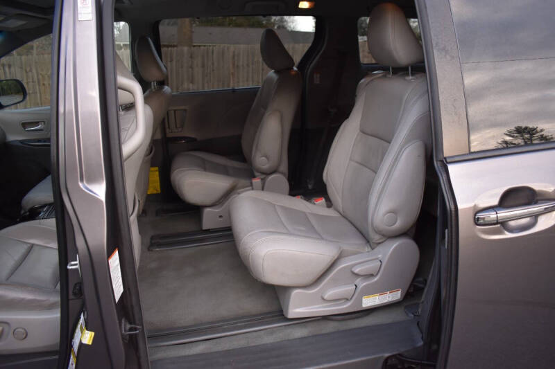 2015 Toyota Sienna XLE photo 14