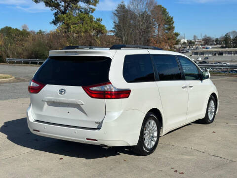 2015 Toyota Sienna XLE 7-Passenger Auto Access Seat