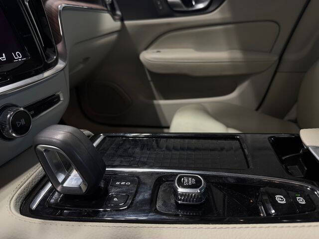 2022 Volvo S60 Recharge T8 R-Design Expression