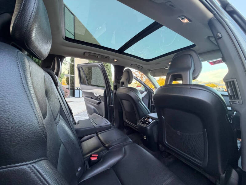 2016 Volvo XC90 T6 Momentum