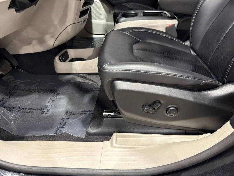 2024 Chrysler Pacifica Plug-In Hybrid Select